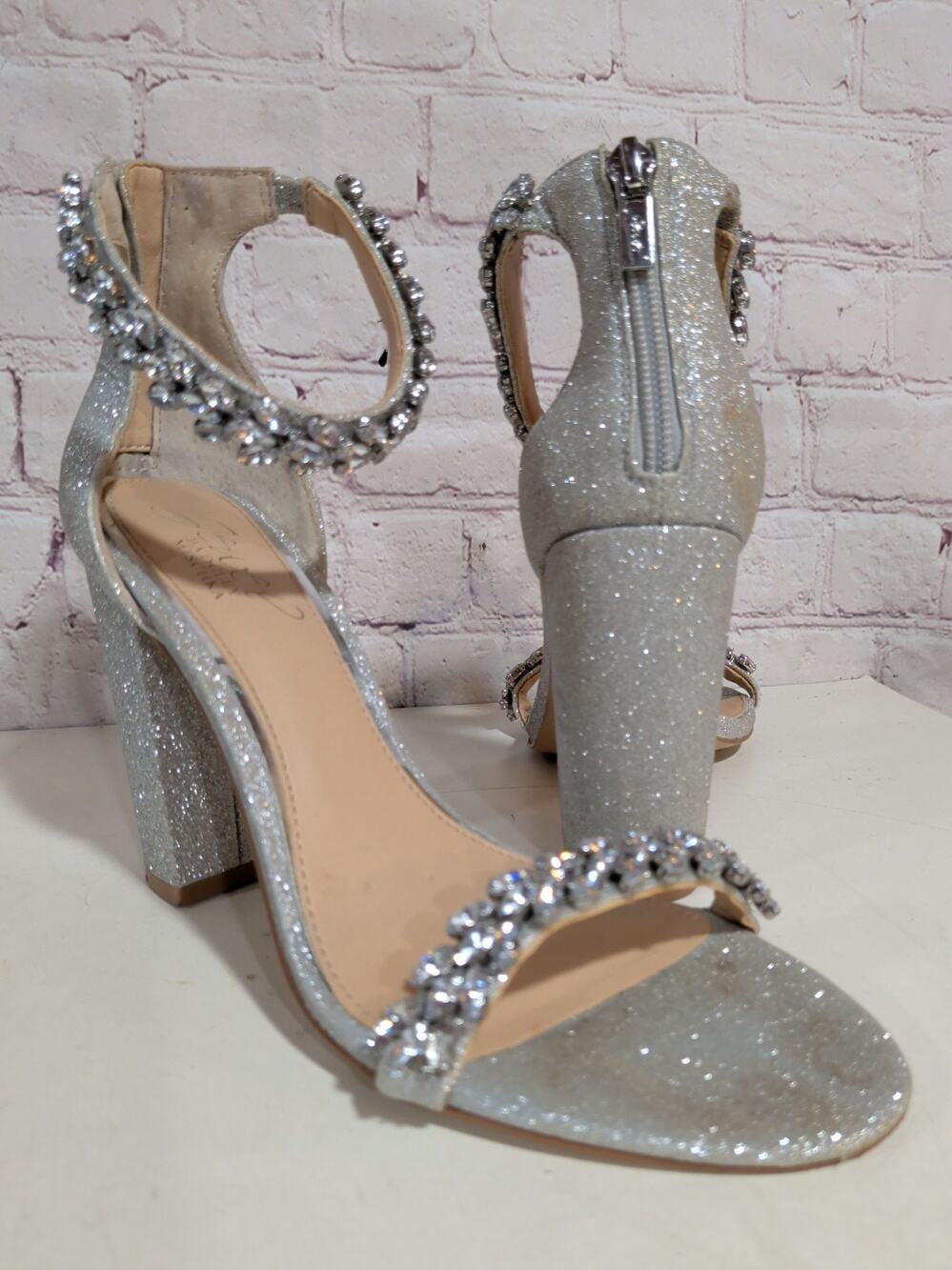 Jewel Badgley Mischka Women's Mayra Heeled Sandal Silver Glitter Size 7 Back Zip